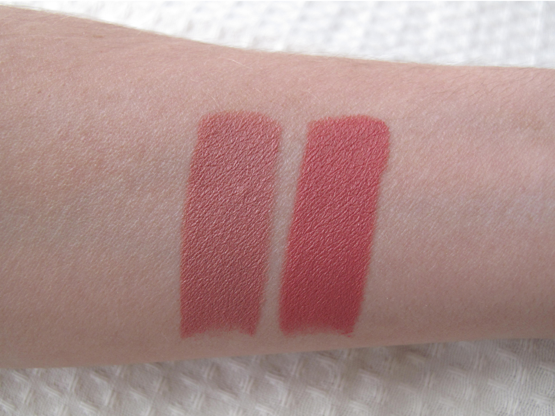 Свотч помады. Nars помада Audacious Lipstick. Помада нарс Claudette. Nars Knockout Swatch. Nars Audacious Lipstick Swatches.